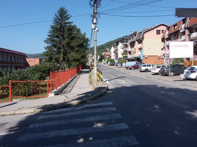 Brus trotoarSkola0821h